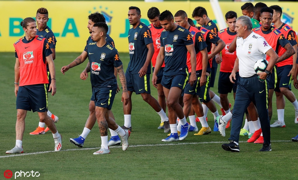 内马尔又伤了?一瘸一拐退出训练