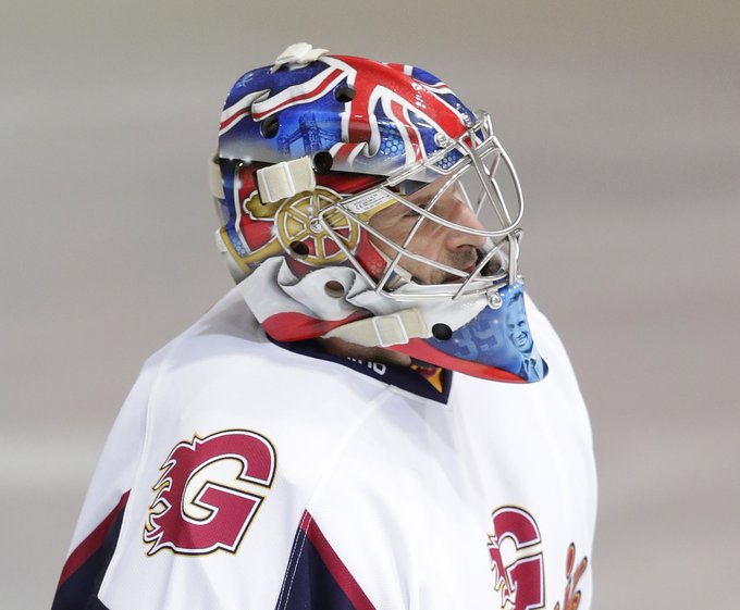 切赫冰球生涯首秀 订制头盔一半切尔西一半阿森纳