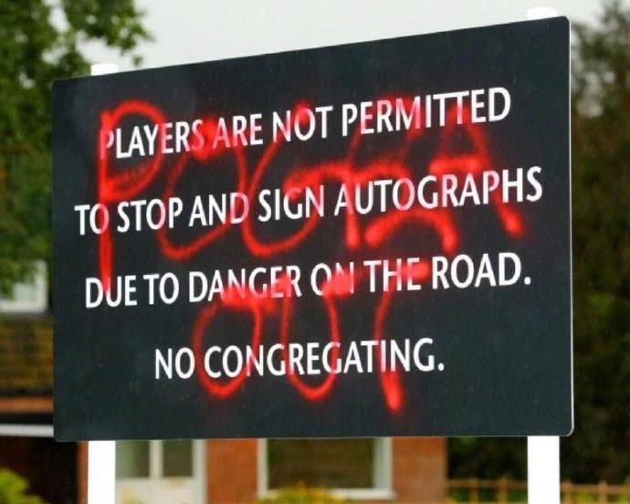 曼联门口被涂“博格巴滚蛋” 血红色大字太扎眼