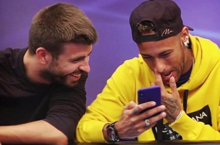 皮克与内马尔打扑克牌