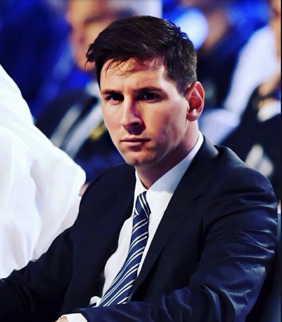 帅!梅西身穿西装照