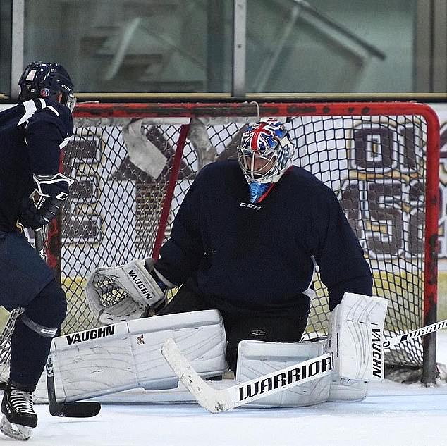 切赫退役后开启了冰球职业生涯