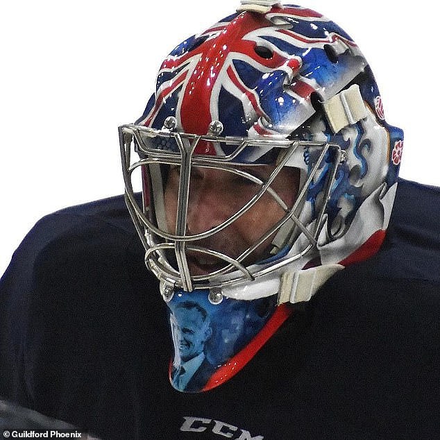 切赫退役后开启了冰球职业生涯