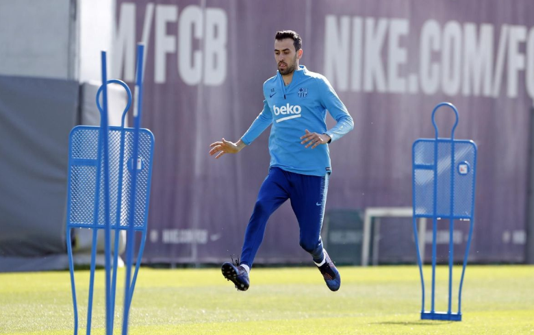 巴萨备战曼联梅西笑容灿烂 眼部还有淤血