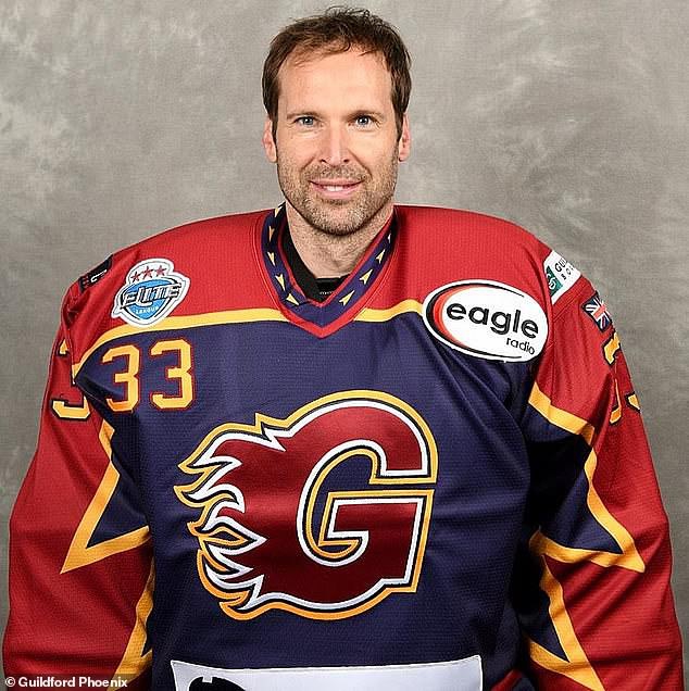 切赫退役后开启了冰球职业生涯