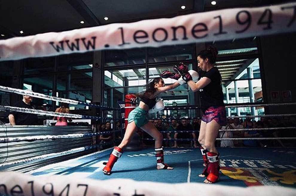 喷血!英超新援性感女友 还是泰拳冠军