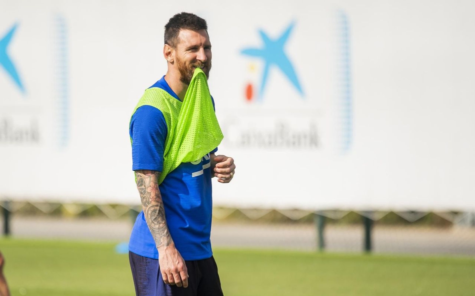 梅西留守巴萨训练 阳光笑脸