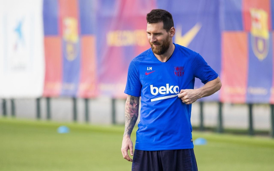 梅西留守巴萨训练 阳光笑脸