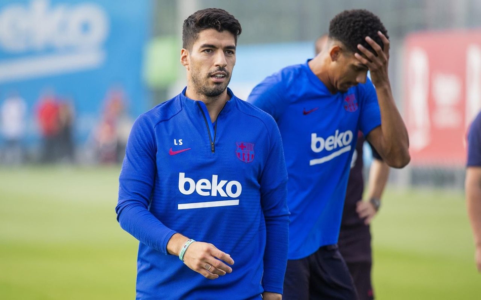 梅西留守巴萨训练 阳光笑脸