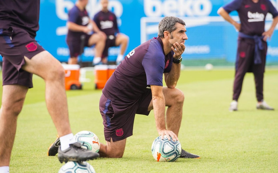 梅西留守巴萨训练 阳光笑脸