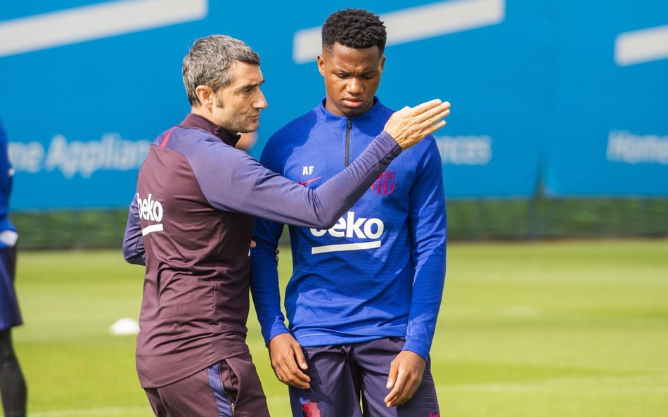 梅西留守巴萨训练 阳光笑脸