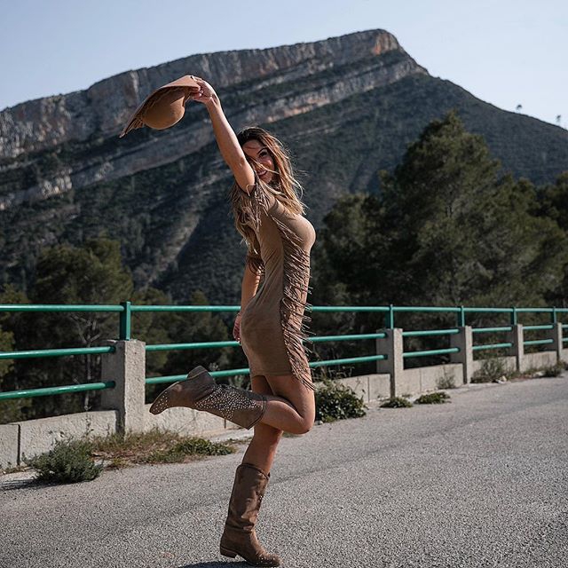 前皇马悍将娇妻大胆半裸写真