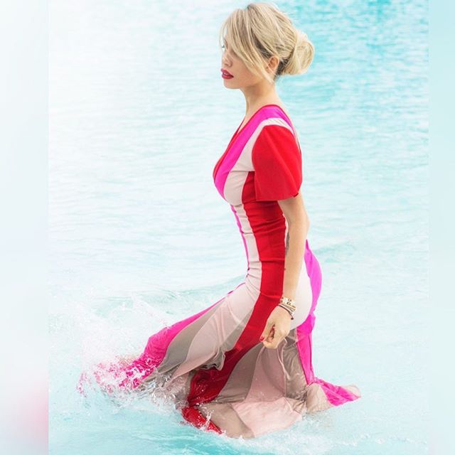 旺达喷血身材 海滩俯卧深沟见