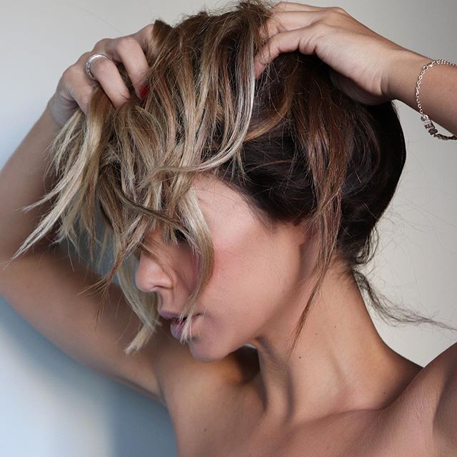 前皇马悍将娇妻大胆半裸写真