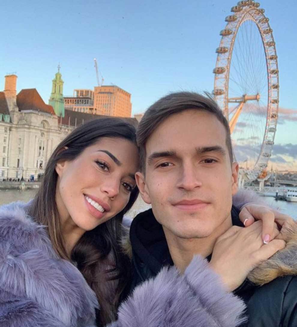 巴萨悍将女友绝世好臀 露半球勾诱