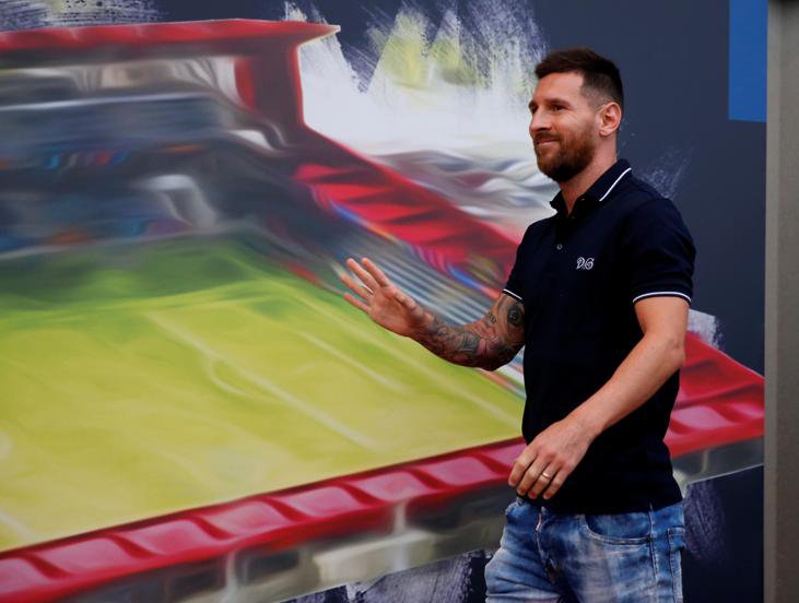 梅西皮克出席克鲁伊夫球场开幕仪式