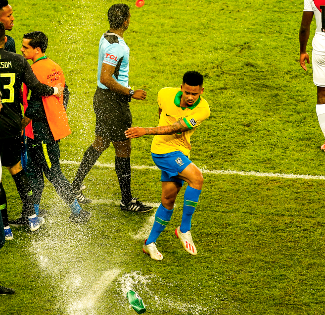 巴西大将被争议罚下情绪失控 球员通道痛哭