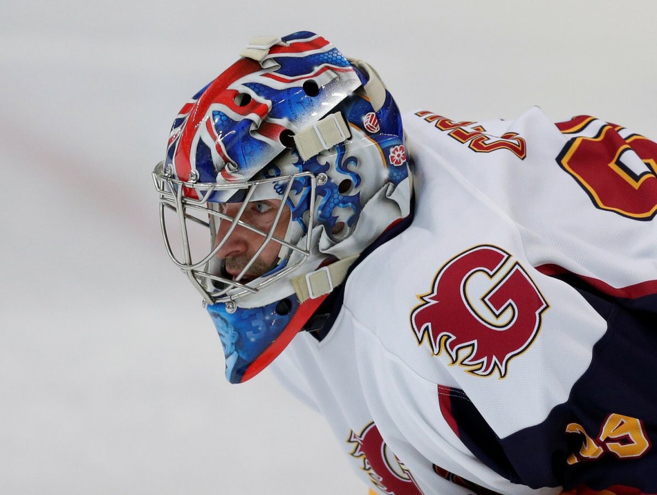 切赫冰球生涯首秀 订制头盔一半切尔西一半阿森纳