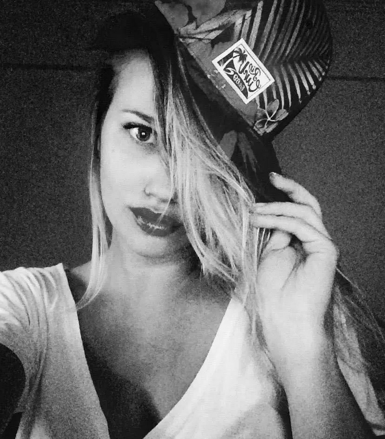 伊瓜因美艳女友 魅惑低胸衣