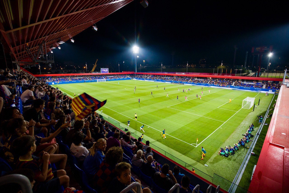 梅西皮克出席克鲁伊夫球场开幕仪式