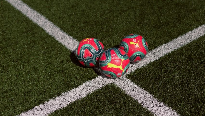 西甲公布冬季用球 红配绿大花袄色