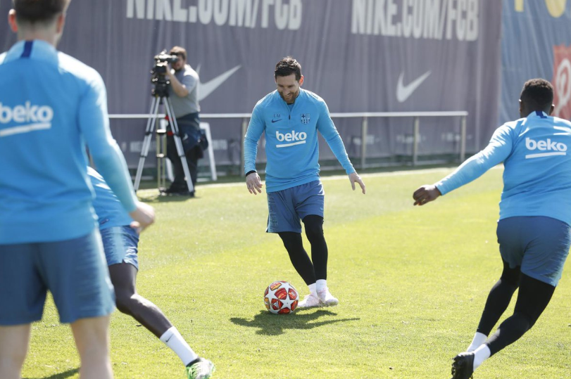 巴萨备战曼联梅西笑容灿烂 眼部还有淤血