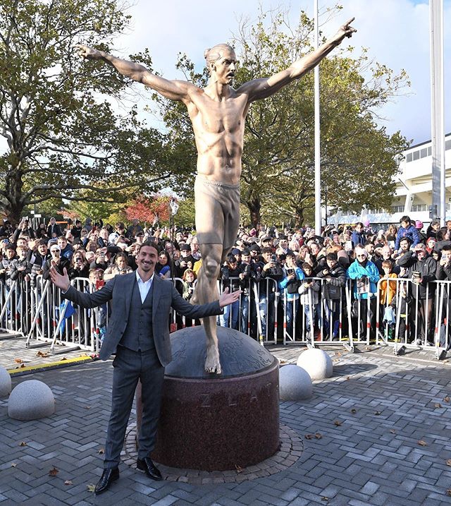 伊布雕像揭幕 比梅罗的强多了?