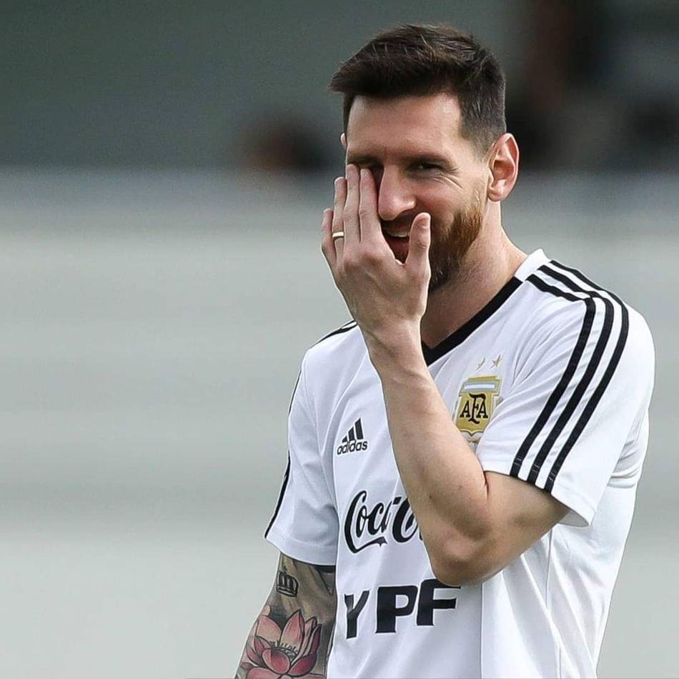 梅西备战美洲杯 挠头傻笑