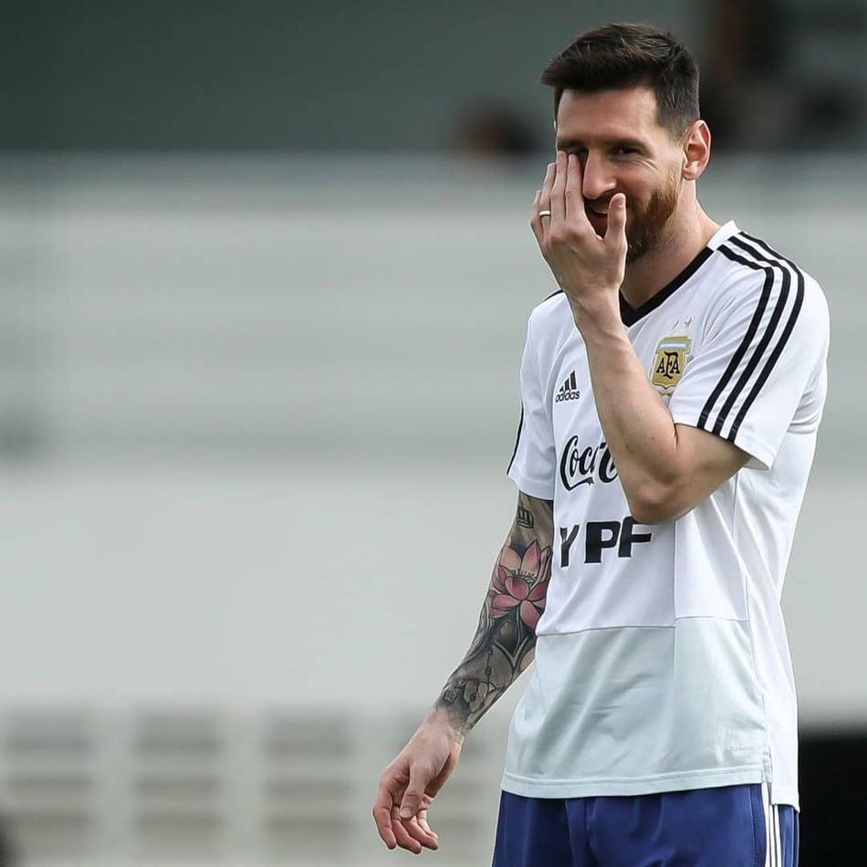 梅西备战美洲杯 挠头傻笑