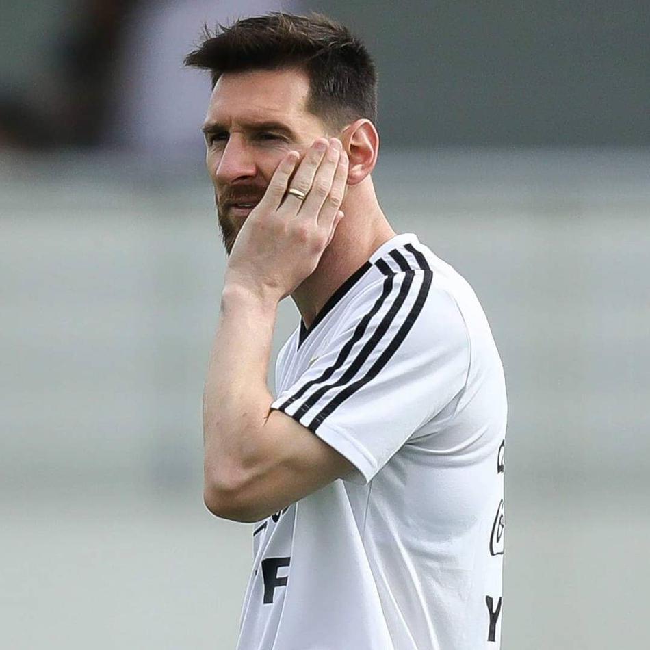 梅西备战美洲杯 挠头傻笑