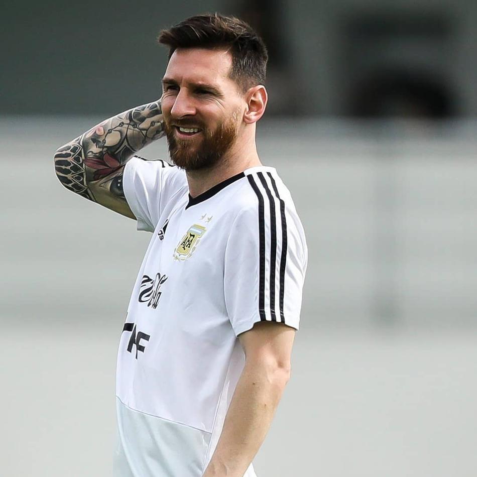 梅西备战美洲杯 挠头傻笑