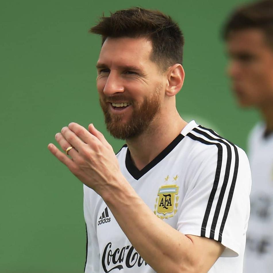 梅西备战美洲杯 挠头傻笑