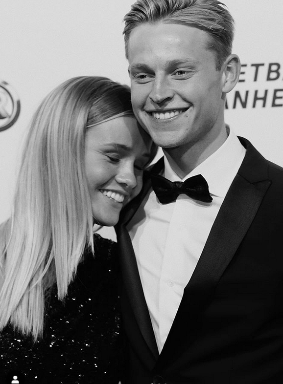 恩爱眷侣！巴萨天才身旁一直有这小花陪伴