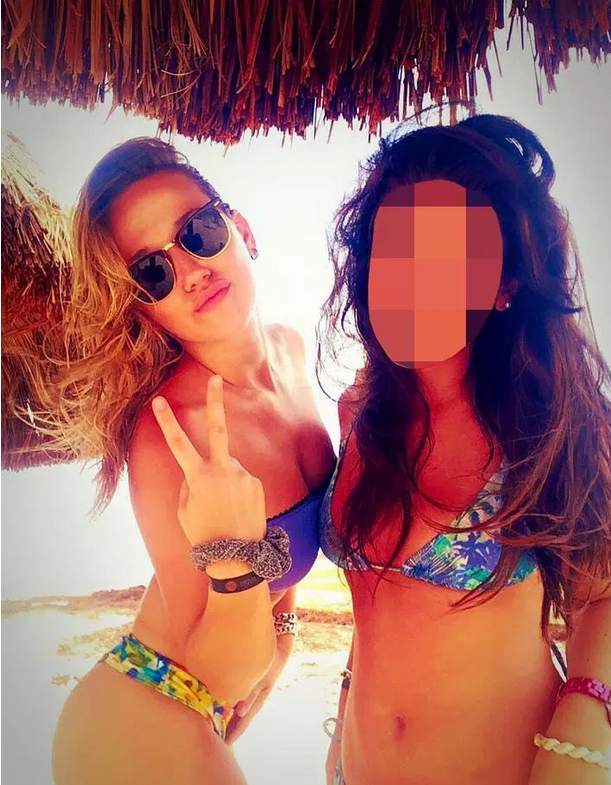 伊瓜因美艳女友 魅惑低胸衣