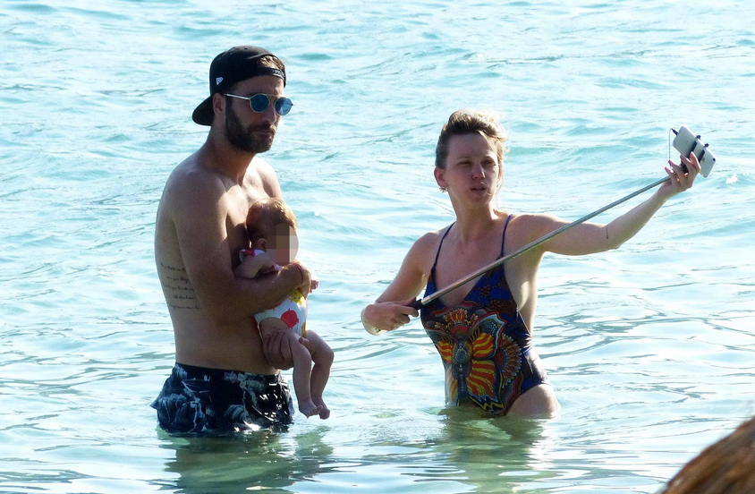 伊瓜因美艳女友 魅惑低胸衣