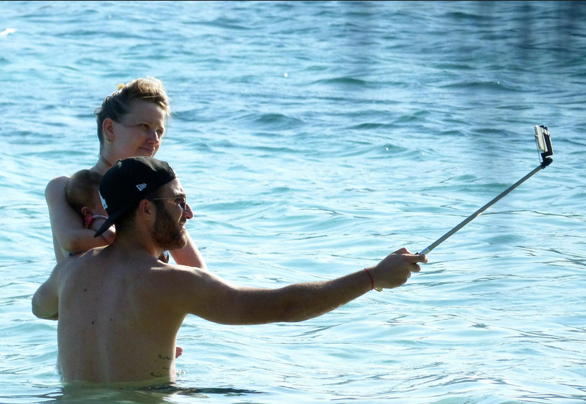 伊瓜因美艳女友 魅惑低胸衣