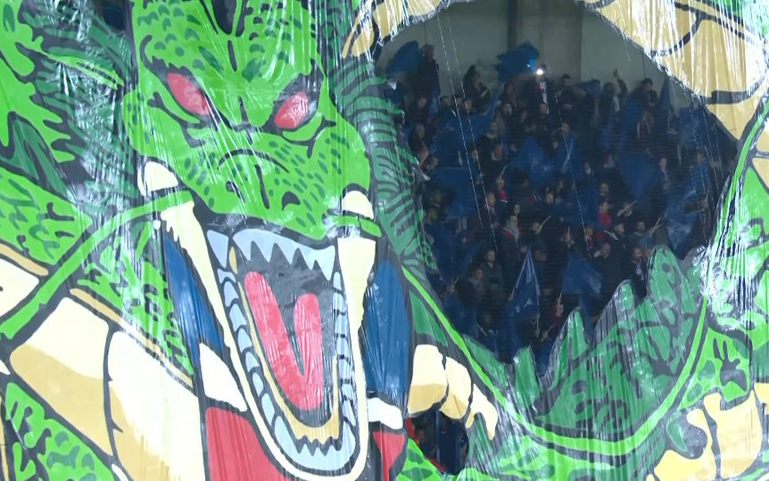 帅爆！巴黎看台惊现龙珠神龙