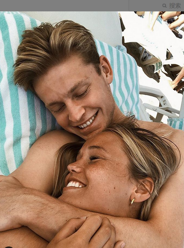 恩爱眷侣！巴萨天才身旁一直有这小花陪伴