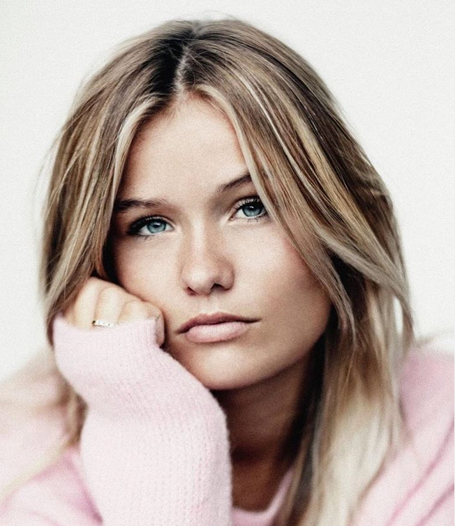 恩爱眷侣！巴萨天才身旁一直有这小花陪伴