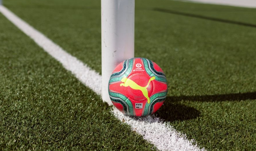 西甲公布冬季用球 红配绿大花袄色