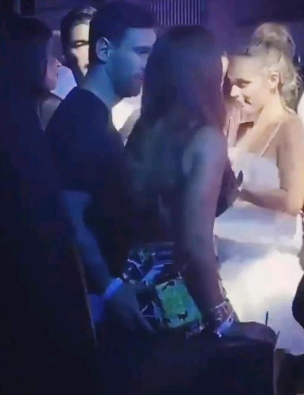 梅西夜总会里手抓爱妻臀部