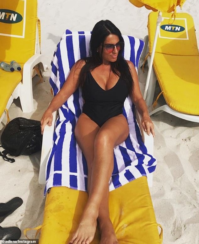 欧冠决赛裸女一幕再现!这次是她妈