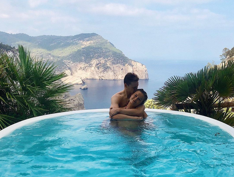 恩爱眷侣！巴萨天才身旁一直有这小花陪伴