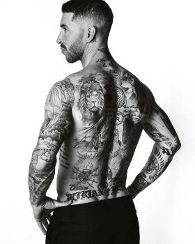 拉莫斯晒裸背 霸气文身哪去了？