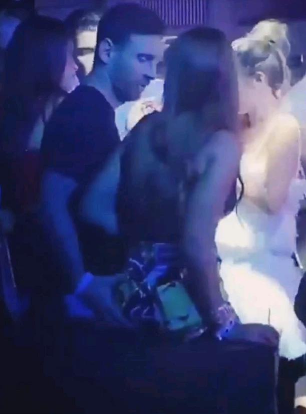 梅西夜总会里手抓爱妻臀部