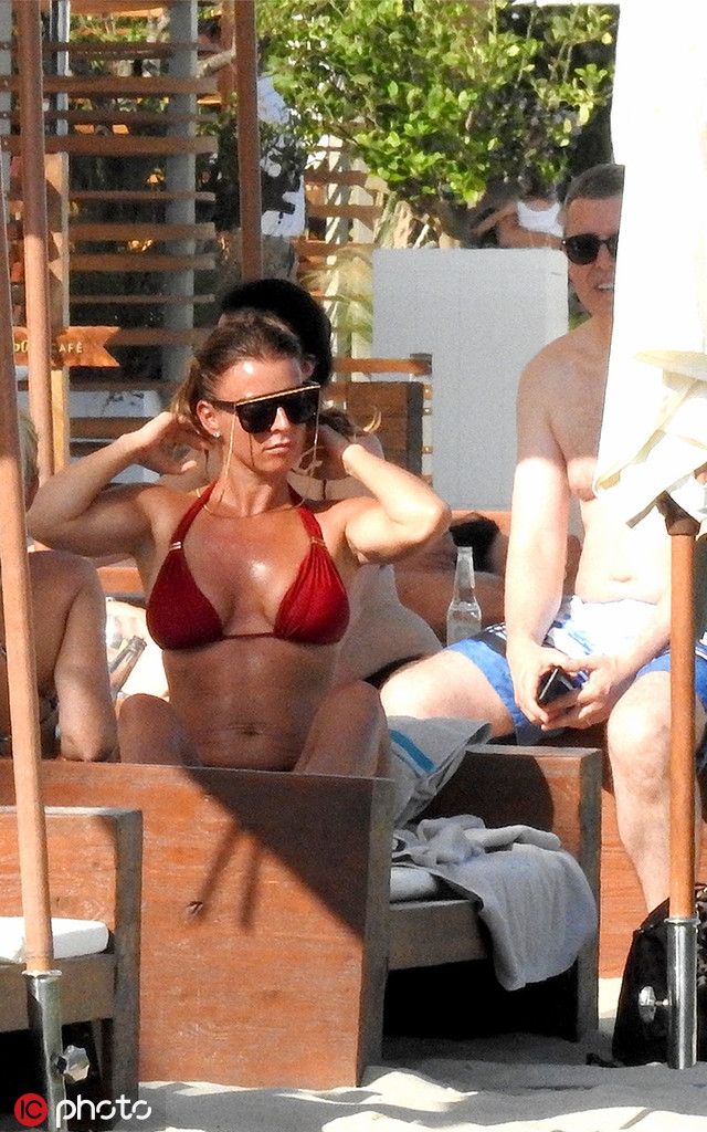 鲁尼娇妻光天化日下脱衣解罩