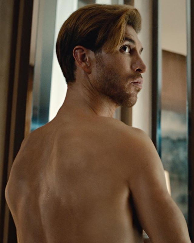 拉莫斯晒裸背 霸气文身哪去了？