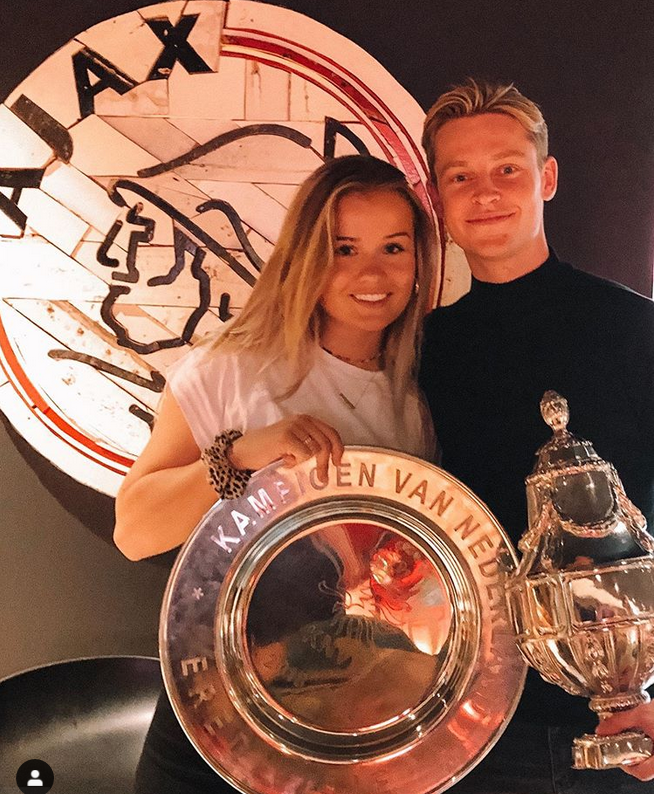 恩爱眷侣！巴萨天才身旁一直有这小花陪伴