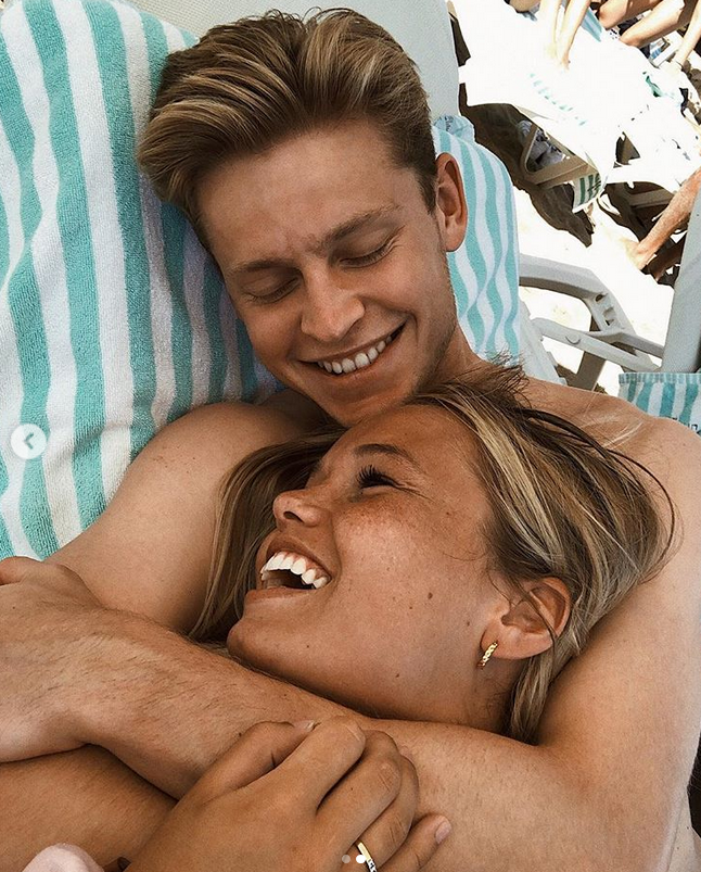 恩爱眷侣！巴萨天才身旁一直有这小花陪伴