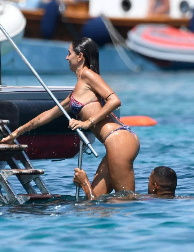 前巴萨大将欲望之夏 搂脖亲湿身美人